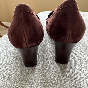 CLASSY BROWN HEELS WITH PENNY LOAFER TOUCH!